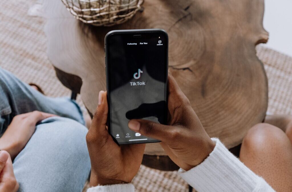 TikTok : un terrain de jeu pour les auteurs